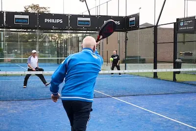 Oudere spelers lijken te weifelen over padel: 'Of je nou 30 bent of 75: als je het één keer probeert, ben je verkocht'