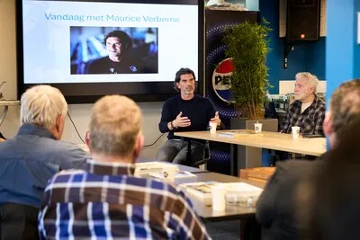 Maurice Verberne duikt na tegenslagen niet weg en gaat gesprek aan met FC Eindhoven-fans: ‘Ik begrijp de pijn’