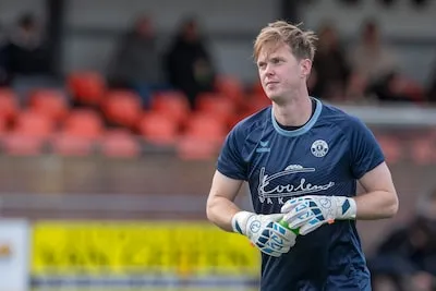 Koen van Dijck voelt zich bij NWC helemaal onder de lat: ‘Het voetbalteam is een extra vriendenclub voor mij’