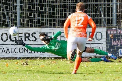 Keeper Budel keert na ongeluk terug onder de lat: ‘Veel hulp gehad om te leren omgaan met het zichtverlies’