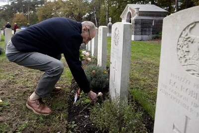 ed20251023 0773 mierlo kleine ceremonie op het brits ereveld met een doedelzakspeler om 32 britse militairen te eren die in best bij de steengroeve zijn omgekomen loek van den hurk