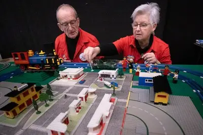 Budelse Lego-verzamelaars exposeren bij Kicks and Bricks: ‘Er zit voor iedere bezoeker wel iets herkenbaars tussen’