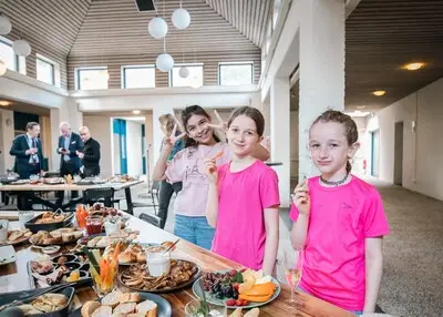 Nieuwe opvangplekken voor Oekraïners gezocht: St. Andreasschool en sportpark Maarheeze in beeld