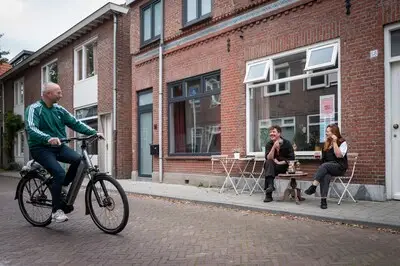 Hoe groot een piepklein café kan zijn, weten ze in deze Tilburgse buurt: ‘Zouden meer mensen moeten doen’