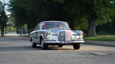 Exclusieve sport- en tourwagens rijden zondag de Eindhovensche rally