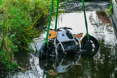 Motor met zijspan in kanaal beland in Ter Aar