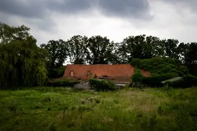 Spookvilla en krakkemikkige boerderij in hartje Brouwhuis gaan eindelijk plat