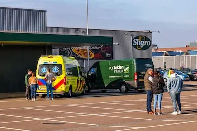 Tank lekt CO2 in hal van Sligro in Eindhoven, brandweer ventileert loods