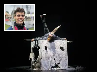 Tilburgse Spanjaard Tim (26) verwerkt verlies en rouw in voorstelling tijdens Festival Circolo: ‘Iedereen herkent hierin zijn eigen verhaal’
