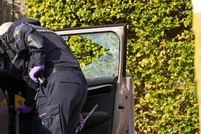 Vrouw belt politie omdat ruiten van auto zijn vernield in Helmond, dan blijkt dat mensen elkaar beschoten