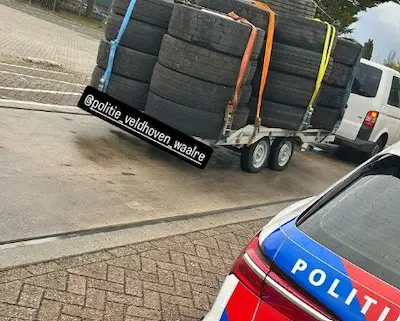Met slechts 30 per uur over de N2: te zwaar beladen aanhanger zorgt voor gevaar