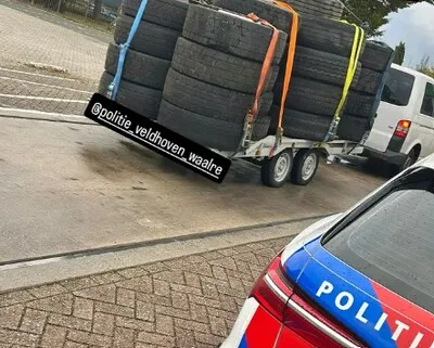 Met slechts 30 (!) per uur over de N2: te zwaar beladen kar zorgt voor gevaar