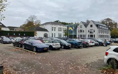De Meent gaat niet ondergronds; gemeente vindt extra parkeerplekken bij appartementen Hofdael