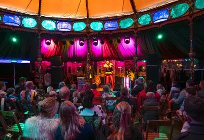 Niets laat zich in een kooitje vangen tijdens het Vogelverschrikkerfestival