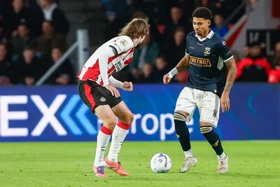 LIVE | PSV brengt zichzelf in de problemen: Smit profiteert en brengt Go Ahead Eagles terug in wedstrijd