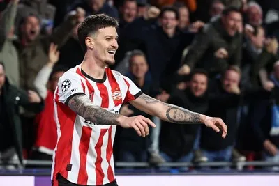 LIVE | Dit kan toch niet meer misgaan? PSV’er Dennis Man maakt zijn tweede tegen tien van Napoli