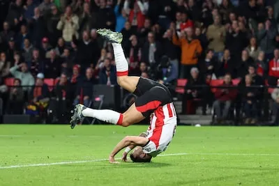 LIVE | Oppermachtig PSV is in sterke fase op zoek naar nóg grotere voorsprong op Napoli