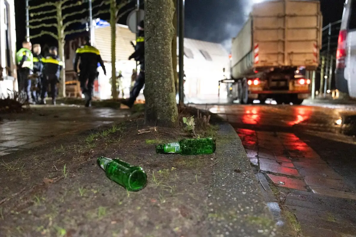 Werkstraffen voor brandbult met afvalcontainers in Sint Annaparochie
