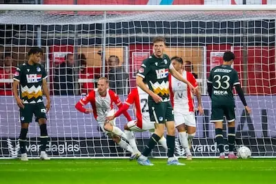LIVE | FC Eindhoven zonder Huisman en Blummel begonnen aan tweede helft tegen FC Emmen
