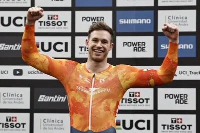 PSV huldigt wieler-wereldster én supporter Harrie Lavreysen op het veld in het Philips Stadion