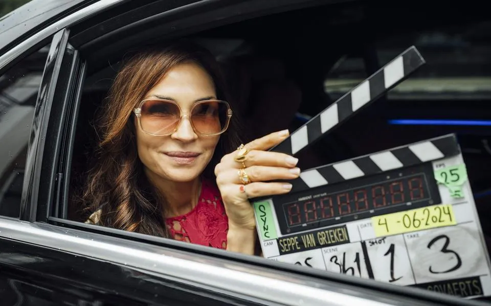 Netflix-serie ‘Amsterdam Empire’ voelt voor Famke Janssen als thuiskomen. ‘Ik kwam jarenlang alleen voor korte reisjes om mijn familie te zien’