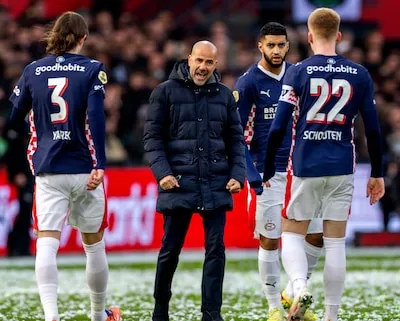 Bosz gaat in op de stand van zaken en blessures bij PSV, waar de voeten op de grond blijven: ‘Ook Nagalo is er klaar voor’