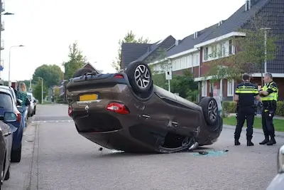 Dronken bestuurder slaat over de kop met auto in Tilburg, kind gewond