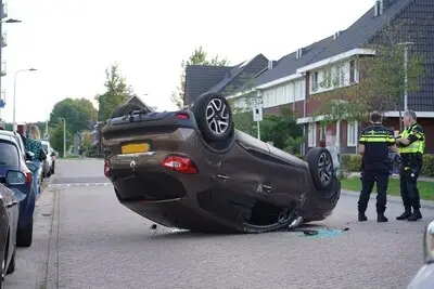 Kind gewond nadat beschonken automobilist over de kop slaat in Tilburg