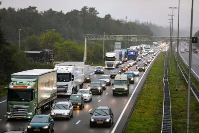 Flinke file op A12 na ongeluk: meer dan uur vertraging, automobilisten negeren rood kruis