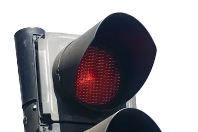 Jonge bestuurder rijdt door rood en slaat op de vlucht als hij politie ziet, maar aan een ding had hij niet gedacht