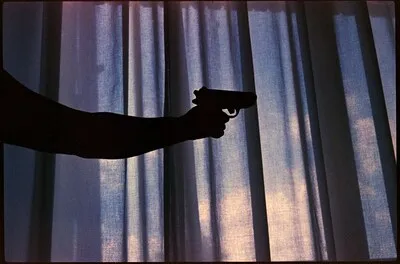 Man valt in slaap na bedreiging met vuurwapen in woning in Eindhoven: vrouw grijpt haar kans en belt 112