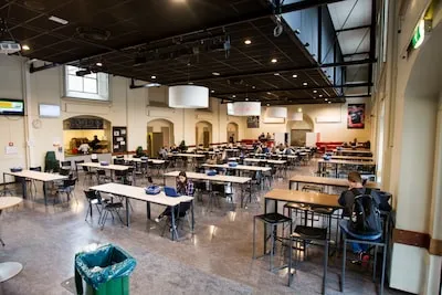 Ornament in aula Jan van Brabant stort naar beneden: ‘Je moet er toch niet aan denken’