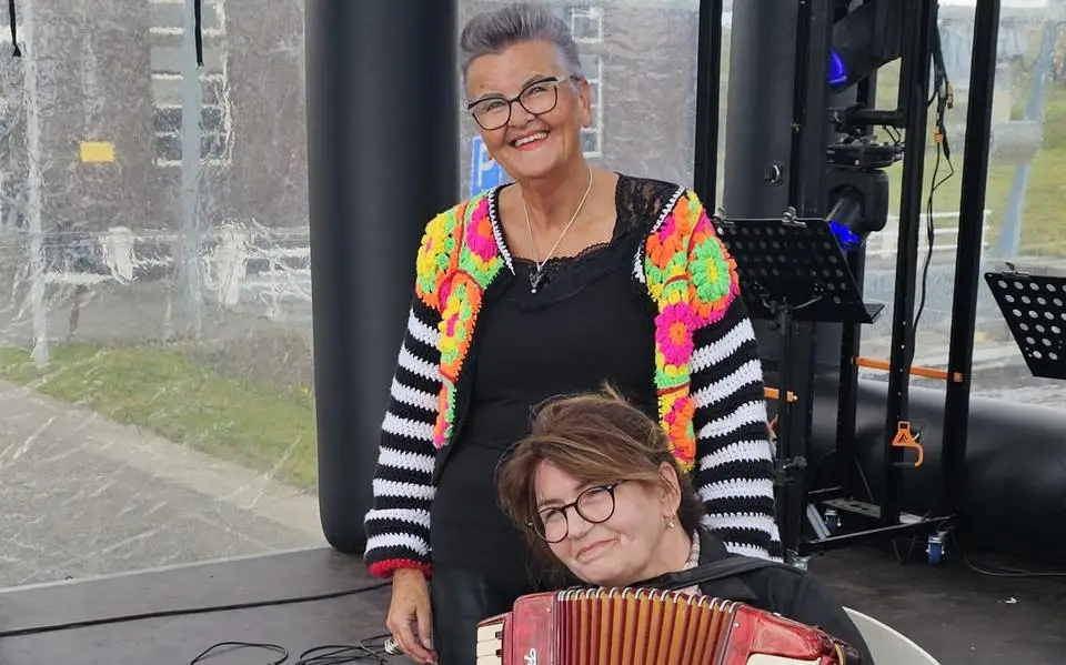 Fransien (66) en Hennie (58) komen met De Grote Hoop en Liefde Show: ’Muziek verbindt, schreeuwen doet pijn’