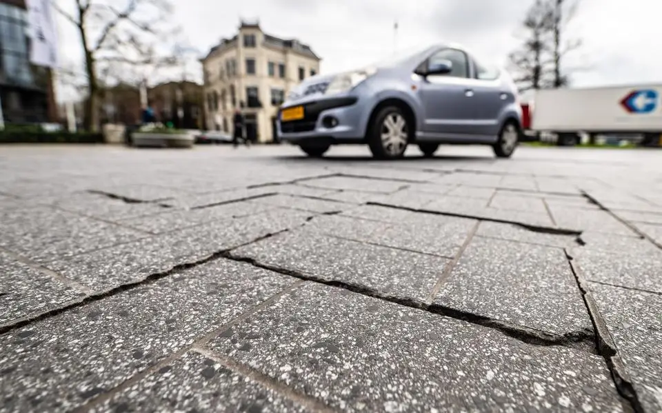 In Leeuwarden 8 ton nodig voor herstel kapotgereden stenen bij Achmeatoren en station