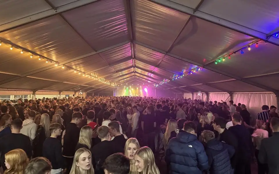 Nieuwjaarsfeest Surhuisterveen op losse schroeven: ‘Dit sprokkel je niet zomaar bij elkaar’