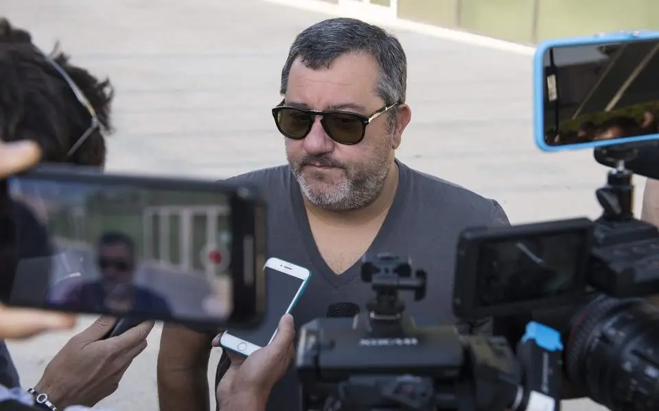 ’Hoe heeft Mino Raiola dit geflikt?’ Een nieuw licht op de zaakwaarnemer die de voetbalwereld op z’n kop zette