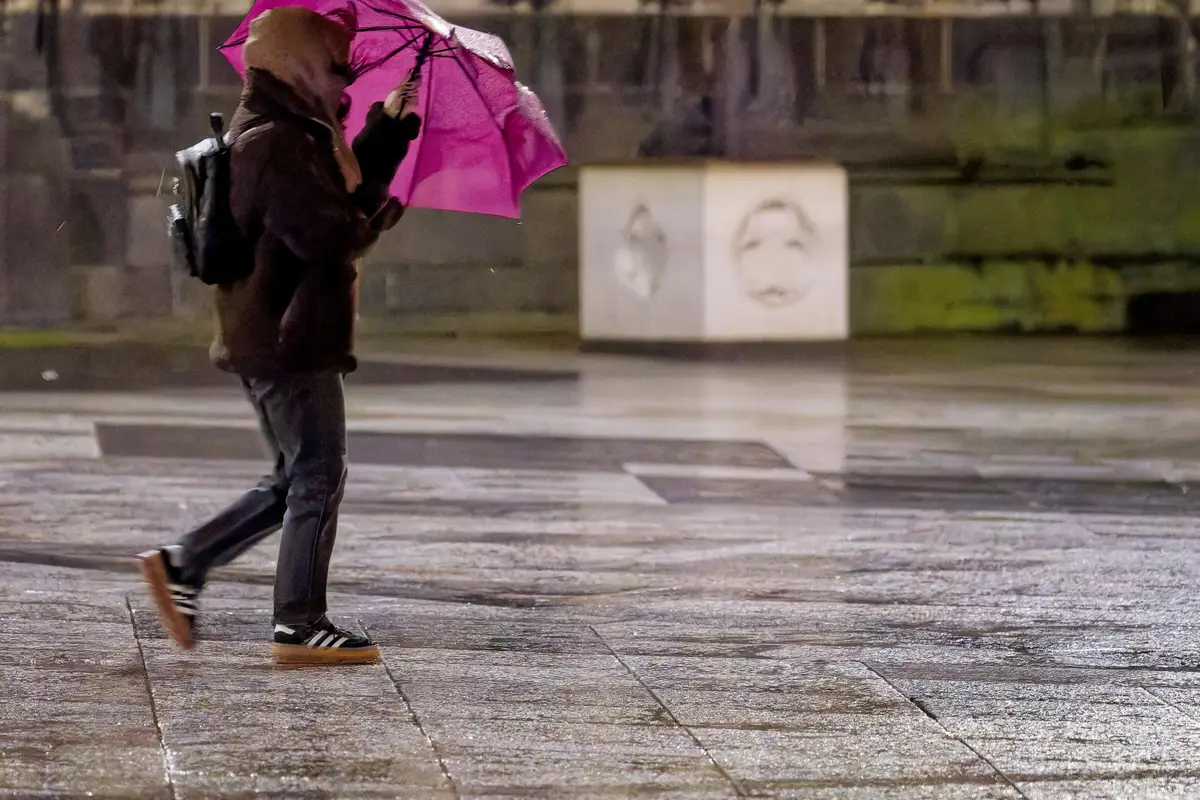 Onstuimige start laatste oktoberweek: harde windstoten met kans op onweer en hagel