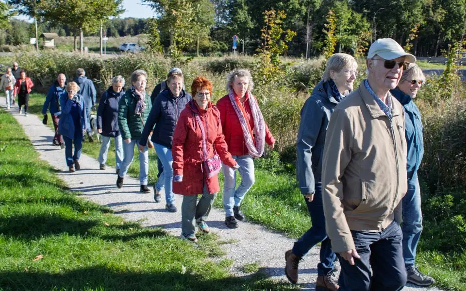 Wandelen is gezellig en helpt tegen eenzaamheid, weet Piet Jellema (77). Ook in Camminghaburen