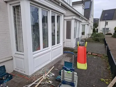 Voordeur weg, ramen kapot: Helmondse raakt in paniek als onbekende man zwaar explosief in haar regenpijp stopt