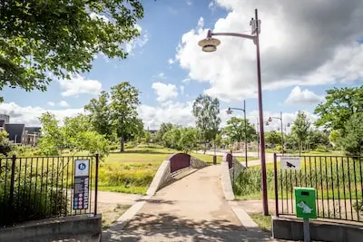 Overlast jongeren op fatbikes lijkt voorbij in Helmonds park, toch blijven de camera's hangen: dit is waarom