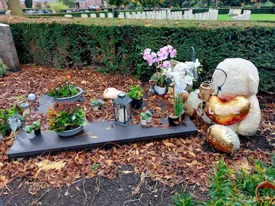 Volgens gemeente staan er teveel knuffels bij een kindergraf: ‘Wat een harteloosheid’