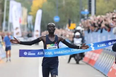 Oude wijze Keniaan blaast iedereen weg op de marathon: ‘Eindhoven heeft voor altijd speciaal plekje in mijn hart’