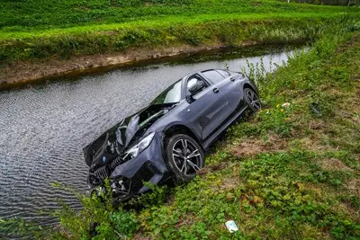 Botsing op N2 richting Veldhoven, één auto belandt bijna in de sloot