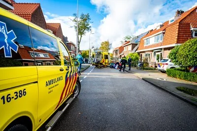 Fietser gewond bij botsing op de Van Boetzelaerstraat in Alphen aan den Rijn, traumahelikopter geland