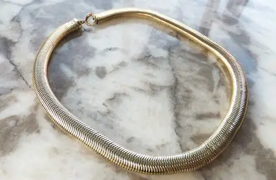 Voordat Rob (88) het doorheeft, grijpt handelaar ‘Angelo Toni’ de gouden ketting mee
