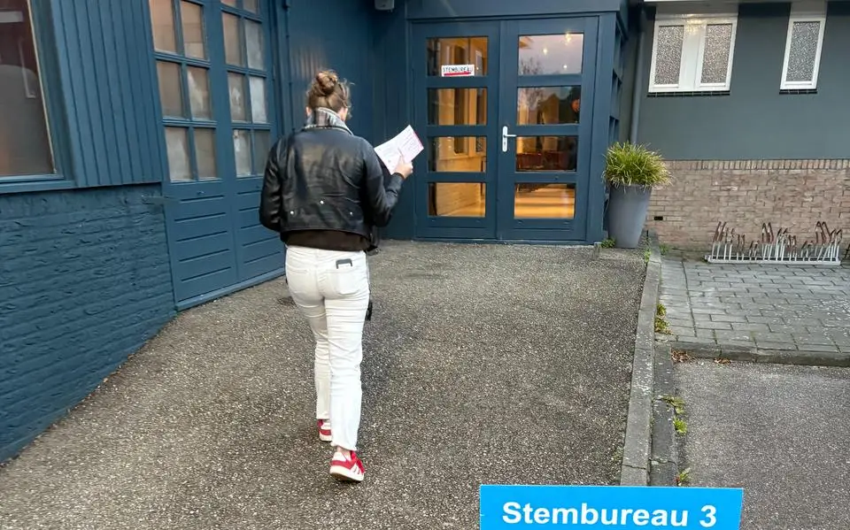 Vooral het formaat van het stembiljet zorgt voor problemen bij eerste bezoek aan stemlokaal: ‘Ik koe net by it potlead”