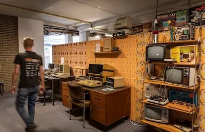 Digibeten in de Randstad geholpen: Helmonds computermuseum helpt met opknappen honderden laptops