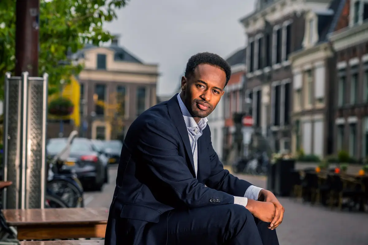 Habtamu de Hoop van GroenLinks-PvdA staat voor honderdduizenden nieuwe huizen. ‘Wy ha yn Nederlân foaral in rjocht op wenjen, net op frij útsicht’
