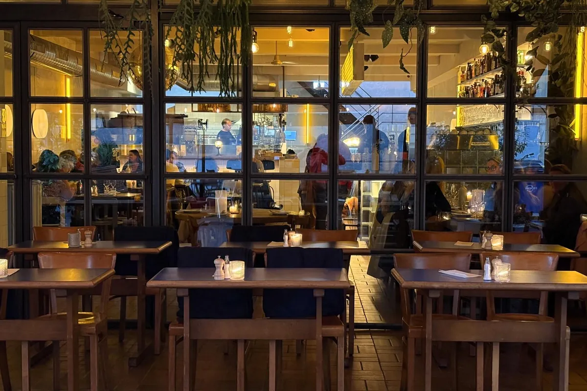 Bij Garage Modern in Leeuwarden knip je pizza met een schaar en diner je onder een discobal