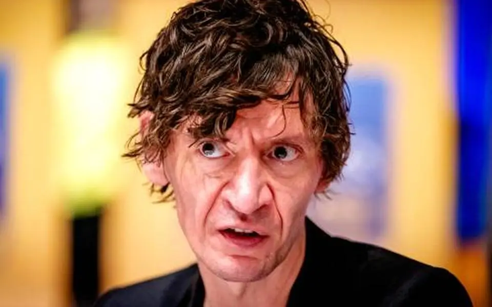 De nieuwe roman van Peter Buwalda stijgt boven zichzelf uit. In ‘De Jaknikker’ wordt een verrassende laag aangeboord | ★★★★☆